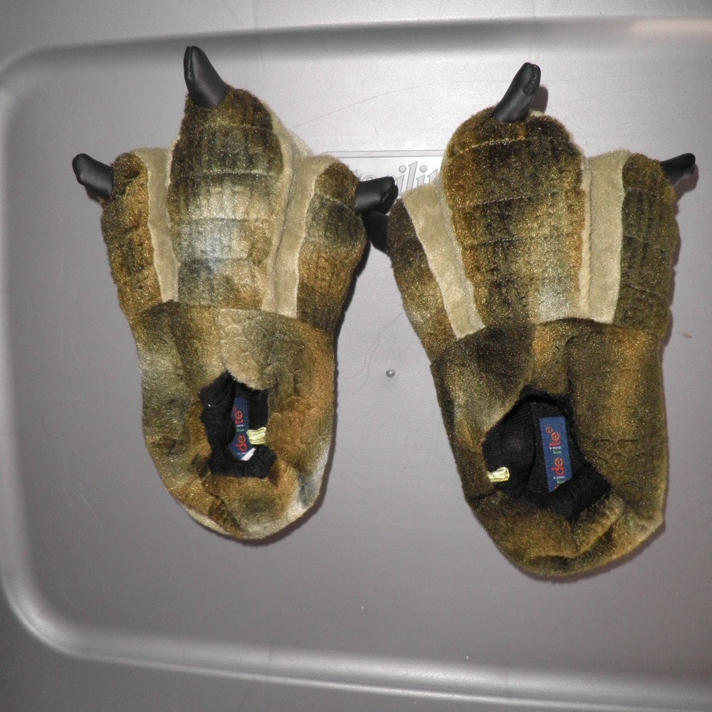 Stride Rite Boys Lg (11/12) Reptile Feet Slippers